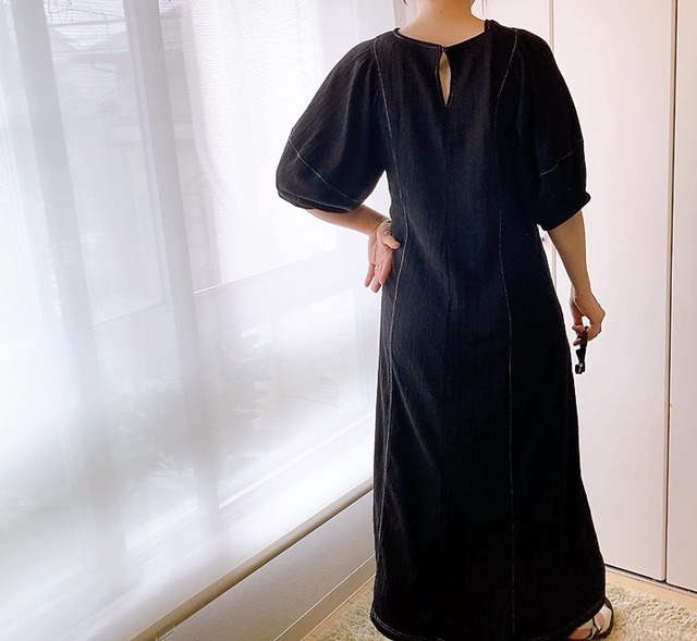 【ファッションセンターしまむら Blue Strive ワンピース】背中のボタンのおかげでフェミニンに見えます