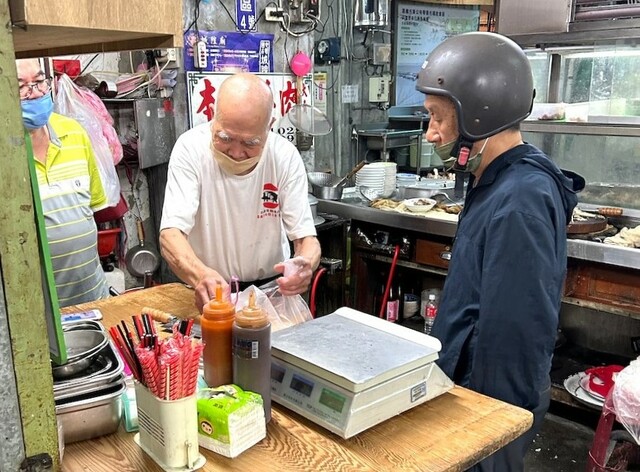 【台湾食べ歩きの旅 #19】嘉義の東公有市場に店を構えるヤギ肉の店『蔡家本産羊肉』。おじいさんが現役でがんばっている。ヤギ肉やヤギモツのスープを頼めるほか、羊肉の量り売りも