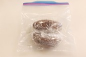 【なすの冷凍保存方法】4．冷凍用保存袋に入れて、冷凍庫で保存する（約1か月保存が可能）