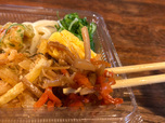 【丸亀製麺　2種の天ぷらとおかずの定番うどん弁当】甘じょっぱいきんぴらごぼうが美味しい