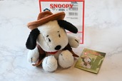 【『SNOOPY 2026 午 カウボーイスヌーピーのぬいぐるみポーチ BOOK』（宝島社）】ンビニでもひときわ目立つかわいさ