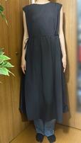 【ユニクロC  ギャザーワンピース／ノースリーブ】身長170cm、Lサイズ着用。膝と足首のちょうど中間くらいの丈感になります