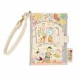 パスケース｜2,600円｜「ダッフィー＆フレンズのオータム・ストーリーブック」スペシャルグッズ｜販売店舗：東京ディズニーシー「マクダックス・デパートメントストア」｜発売日：2023年9月7日（木）