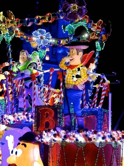 TDL】新「エレクトリカルパレード」リニューアル後初のクリスマス限定