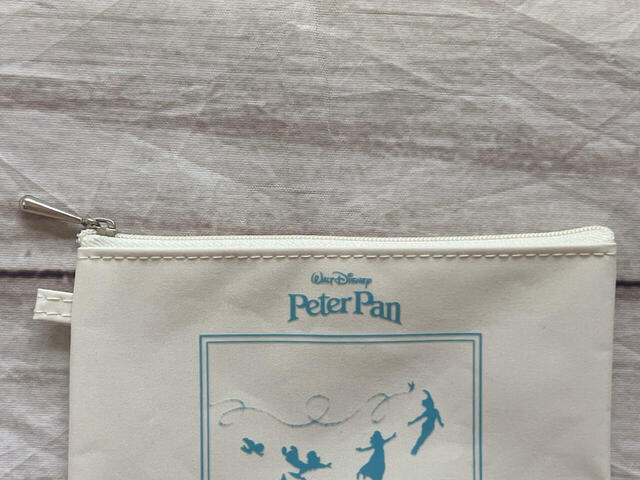 ファスナーはポーチと同カラーのアイボリー