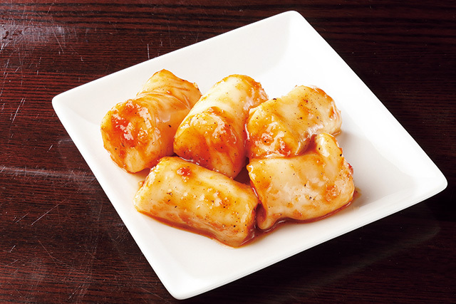 炭火焼きホルモンぶっちゃ～（亀有） ぶっちゃ～ホルモン 500円 大きくカットしたマルチョウはとろけるような味わい。味噌ダレとの相性もバッチリ。