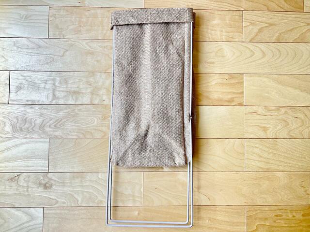 【3COINS　ジュートスリムランドリー収納】枠にバッグがセットされた状態で入っている