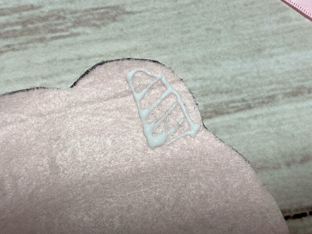 カットしたフェルトの耳の箇所に画像の通りにボンドを塗ります