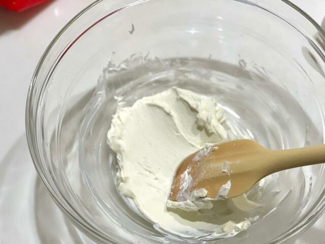 【セラベイク　パウンドケーキ型】クリームチーズを練って、グラニュー糖を入れさらに混ぜます