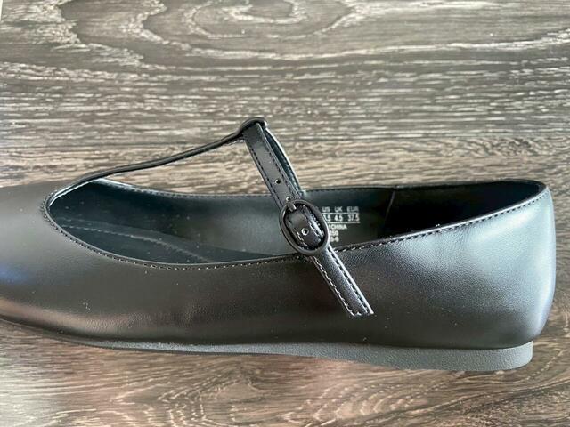 【UNIQLO : C　Tストラップバレエシューズ】サイドストラップは4段階で調節可能。ゴム入りなので着脱もしやすいです