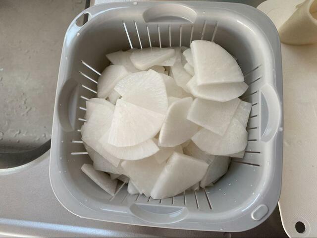【ニトリ 下ごしらえに便利な抗菌ザルバットセット(グレー)】大根1/2本も余裕で収まりました