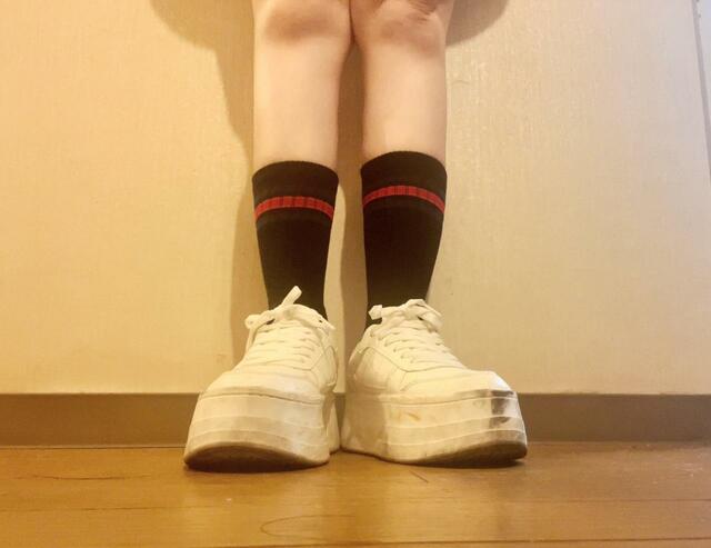 ソックスは厚底のスニーカーと合わせるとかわいいです♪