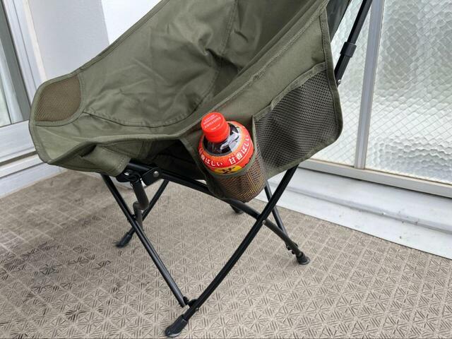 【コールマン　ヒーリングチェアNX】左右にある吊り下げ式のサイドポケットには仕切りがあり、スマホや小物を収納できます。500mlペットボトルもすっぽり！