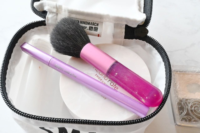 【ユニクロ×ANYA HINDMARCH「ミニスクエアポーチ」】10cmを少し超えるくらいのブラシやアイライナーはななめにすれば入りました