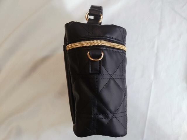 ショルダーを取り付けできるDカンがついている