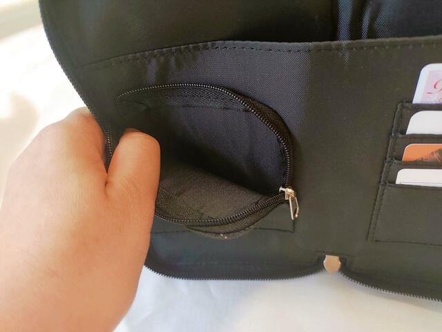 小銭入れには「チャック」がついている