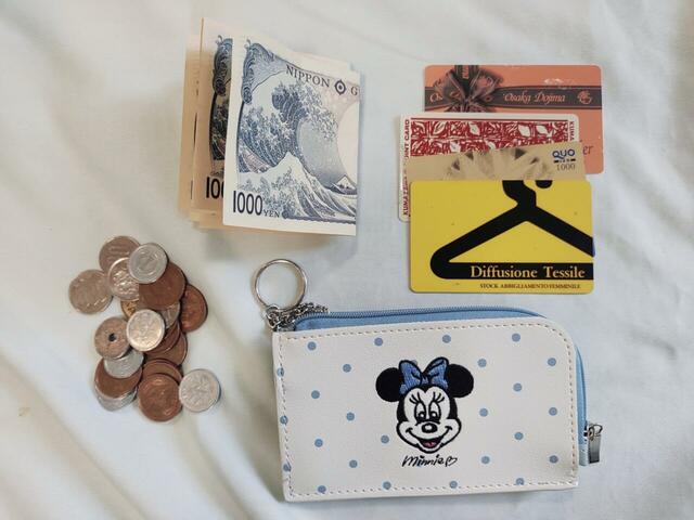 カード・お札・小銭が入った