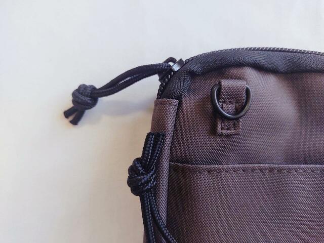 ブラウン側は、ファスナーが長くて持ちやすいと感じた