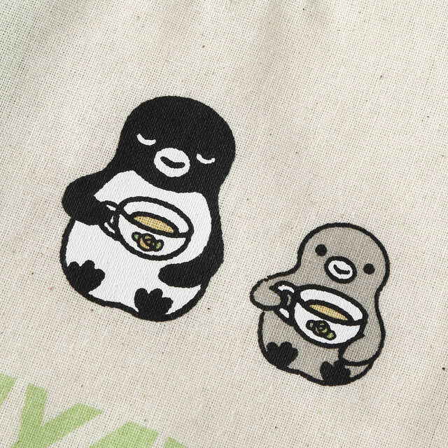 【紀ノ国屋 Suicaのペンギン コットンバッグ】ライトグリーンのデザインは、Suicaのペンギンたちがカフェタイム中?