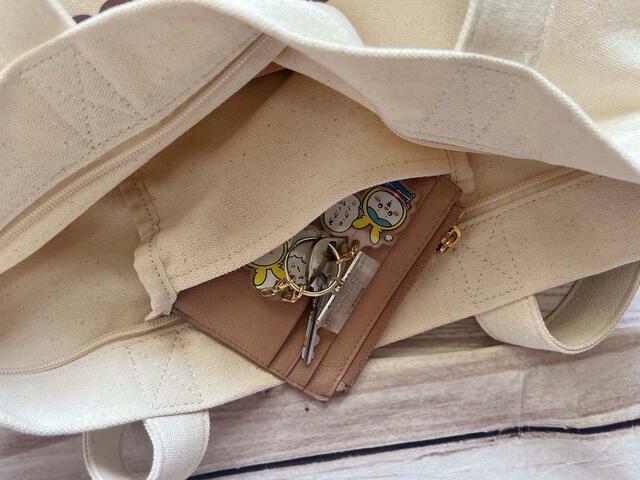ポケットにはミニ財布と鍵を入れてみました