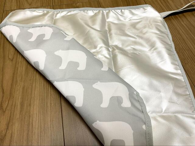 【kippis（R） 保冷クロス＆ランチトートバッグSET BOOK】お弁当箱の包み方：まずは保冷剤の入った端をお弁当箱にのせて…