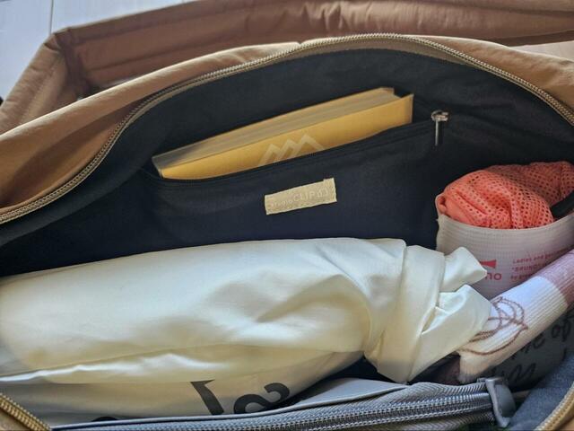 【studioCLIP からだよろこぶナイロンショルダーバッグ】バッグの正面中側のポケットは文庫本が入るくらいの大きさです