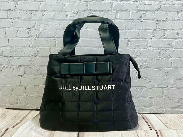 スナップボタンを留めてみたバージョン。ころんとしたフォルムがキュート！【JILL by JILLSTUART（ジル バイ ジルスチュアート）リボンショルダーバッグ】