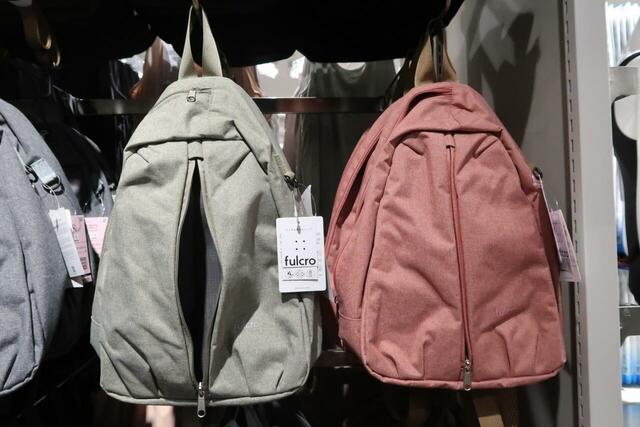 【ワークマン×フルクロ　たためて自立する 2WAY 撥水クロスボディーショルダーバッグ】背面直結ポケット付きで荷物の出し入れがスムーズ！