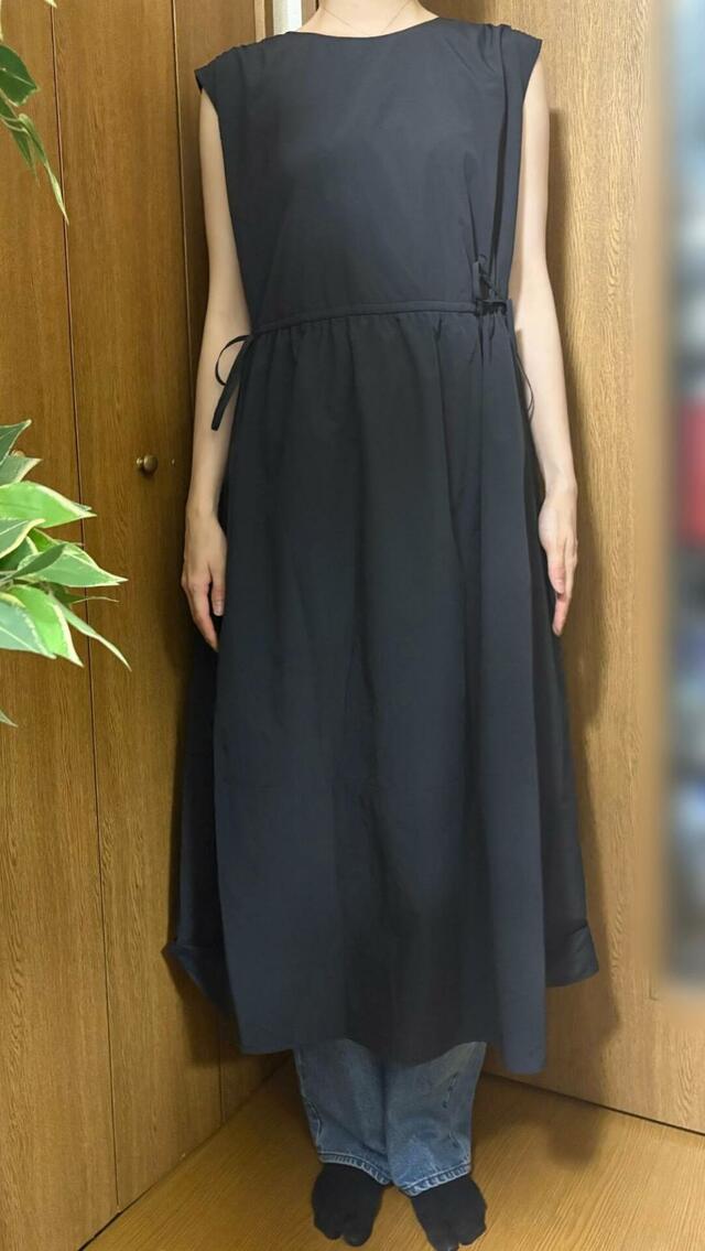 【ユニクロC  ギャザーワンピース／ノースリーブ】身長170cm、Lサイズ着用。膝と足首のちょうど中間くらいの丈感になります
