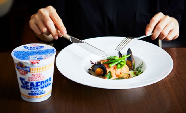 シーフードヌードルを詰めたスモークサーモンと白身魚のファルス スープ仕立て 2,500円