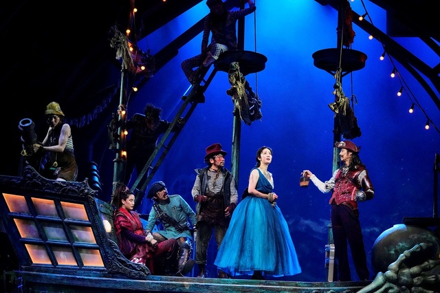 『ウェンディ&ピーターパン』ゲネプロより、タイガー・リリー：山崎紘菜（左から2番目）、ウェンディ：黒木華（右から2番目）、フック：堤真一（右）　