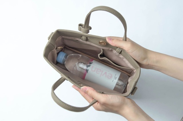 【しまむら「本革仕立ての大人向けレザーバッグ」】500mLのペットボトルが入ります