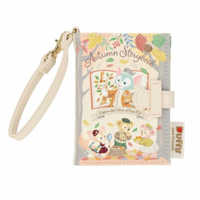 パスケース｜2,600円｜「ダッフィー＆フレンズのオータム・ストーリーブック」スペシャルグッズ｜販売店舗：東京ディズニーシー「マクダックス・デパートメントストア」｜発売日：2023年9月7日（木）