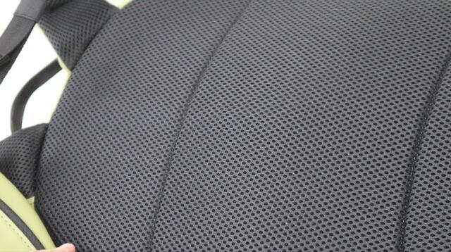 【ワークマン リフレクトソフトPUリュック】ショルダーベルトとリュック本体の裏側はメッシュ素材で蒸れにくい仕様です