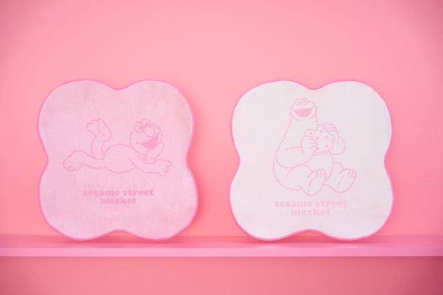 【セサミストリート】「ピンクダイカットハンドタオル」全2種￥1,430
