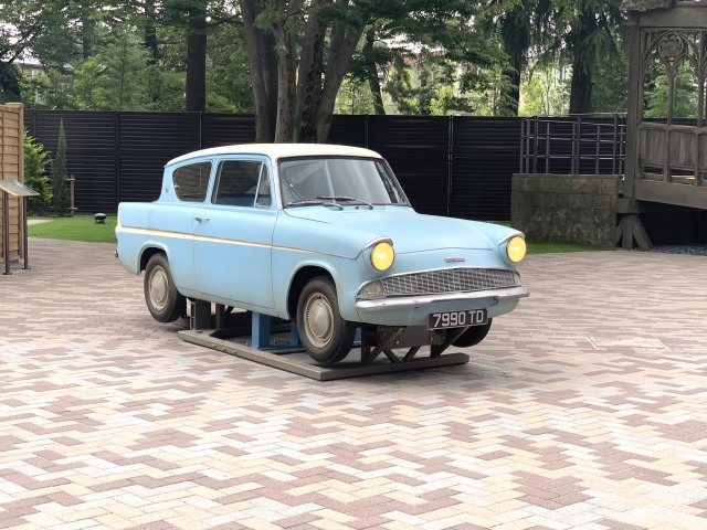 空飛ぶ車 青いフォード・アングリア