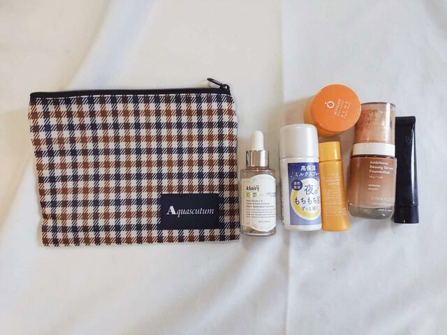 ファンデ、美容液やミニスプレー、化粧品サンプル2品が入った