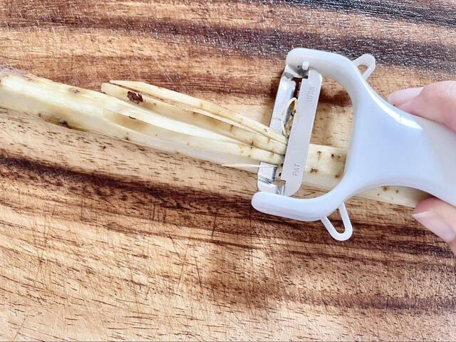 【ニトリ キンピラピーラー】すーっと引くだけであっという間に千切りが完成！