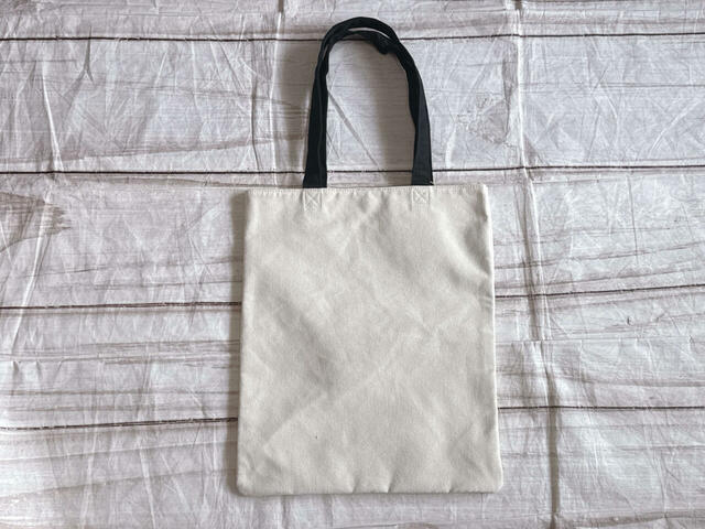 背面は装飾がないシンプルなデザイン