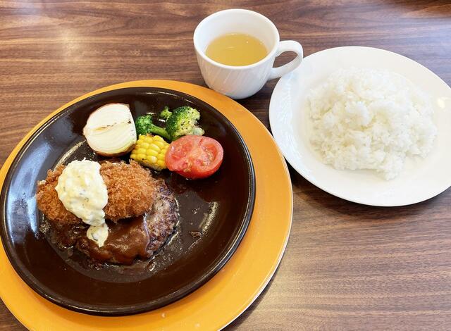 ジョナサン「タスマニア島ビーフ100%ハンバーグ＆かにクリーミーコロッケ」1449円（税込）＋「ライス」121円（税込）