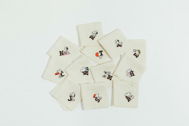 イニシャルハンカチ 1,430円｜スヌーピーミュージアム｜2024年4月26日（金）発売グッズ