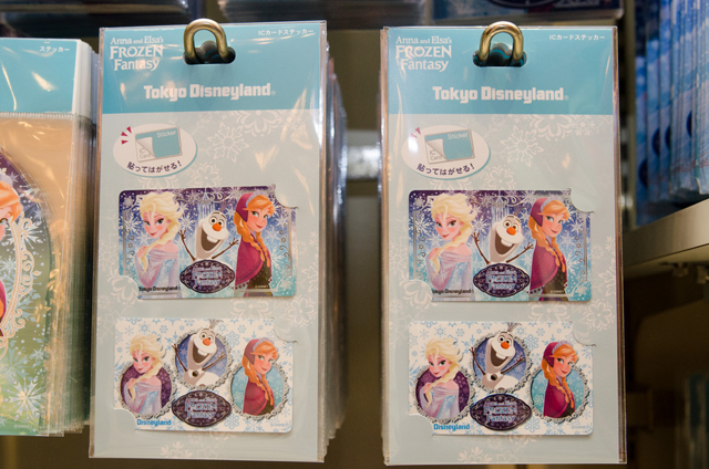 東京ディズニーランド(TDL)「アナとエルサのフローズンファンタジー」期間中に購入できる、映画『アナと雪の女王』関連グッズ ©Disney