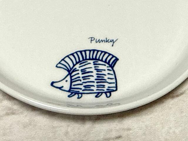 【cookpad plus 2025年春号付録】お皿のふちを3匹が歩いているように見えるデザインがかわいい！