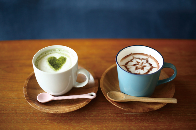 宇治抹茶を使いクリーミーに仕上げた抹茶ラテと、濃厚な甘さのショコララテ各540円｜fusion cafe