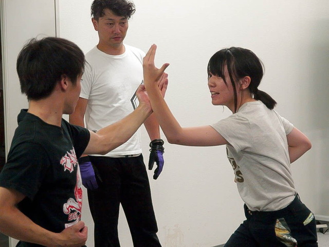 劇団ハーベスト／アクション練習風景 広瀬咲楽さん（右）