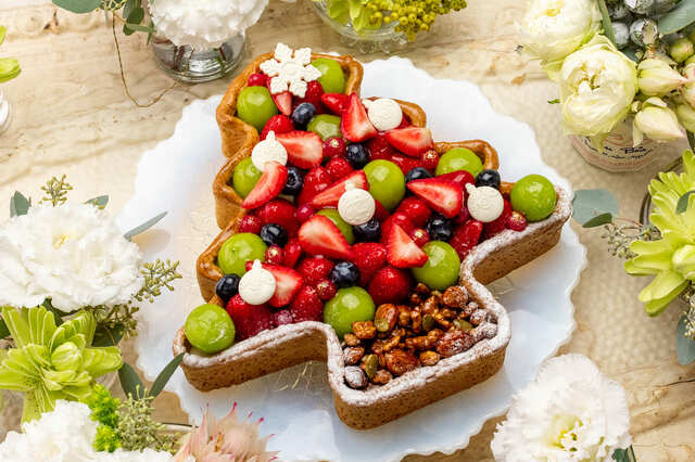 【キル フェ ボン「クリスマスケーキ2024」】「～タルトプレミエ～ クリスマスツリーのタルト」W19 cm×D19 cm（5～6名用）¥ 8,208、W26 cm×D25.5 cm（8～10名用）¥14,904　※写真はW26.0cm×D25.5cmサイズです