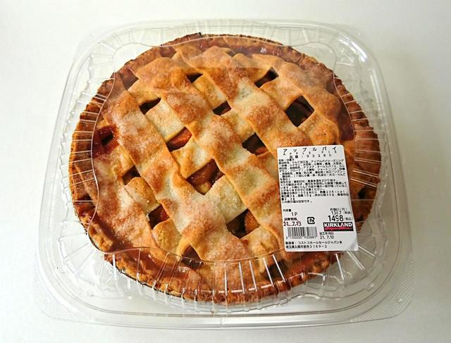 【カークランドシグネチャー　アップルパイ　1P　1498円】直径約30cmの巨大さを含め、アメリカンな雰囲気が漂う