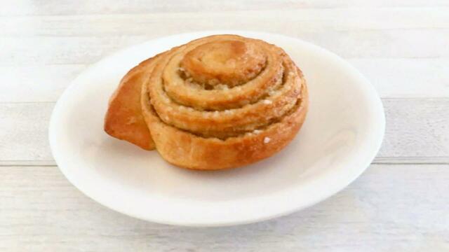 解凍後、トーストする前のカルダモンロール。