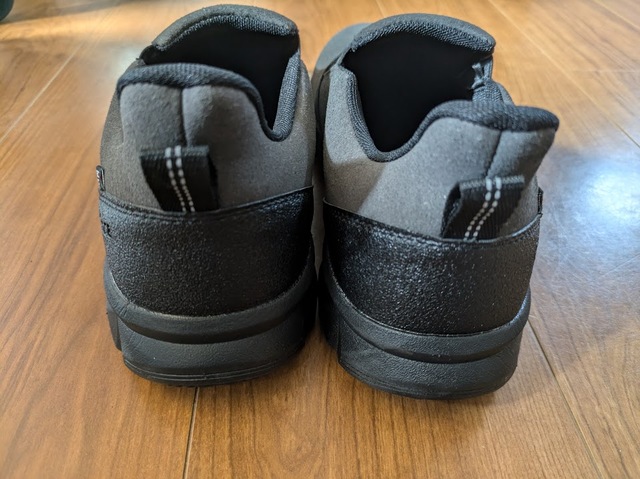 【ワークマン アーバンハイクスリッポン】かかとの部分が少し長めで靴ベラのような働きをしてくれるため、手を使わずスルッと履けます！