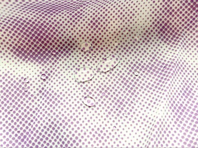 【bPr BEAMS　SHUPATTO / パッカブル バッグ】撥水生地なので雨の日も安心。試しに水を垂らしてみると、ばっちり弾きました！